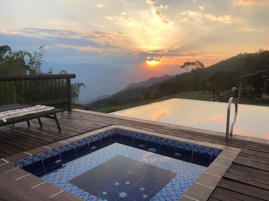 Jacuzzi y Piscina.