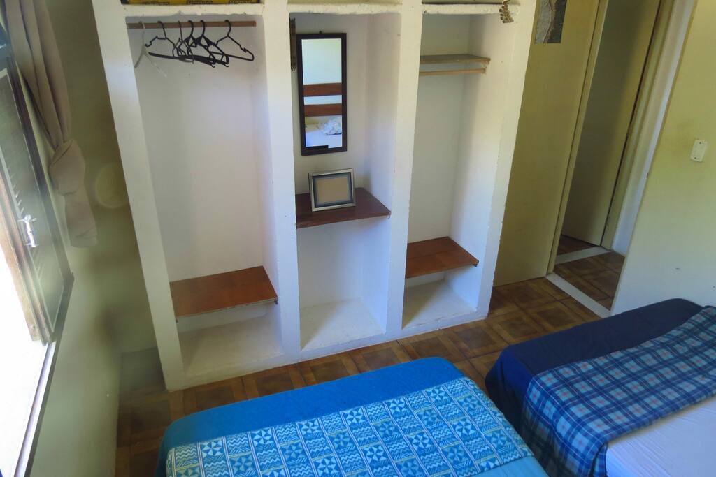 Quarto com duas camas de casal, guarda-roupa, ventilador de teto e vista lateral para o mar!