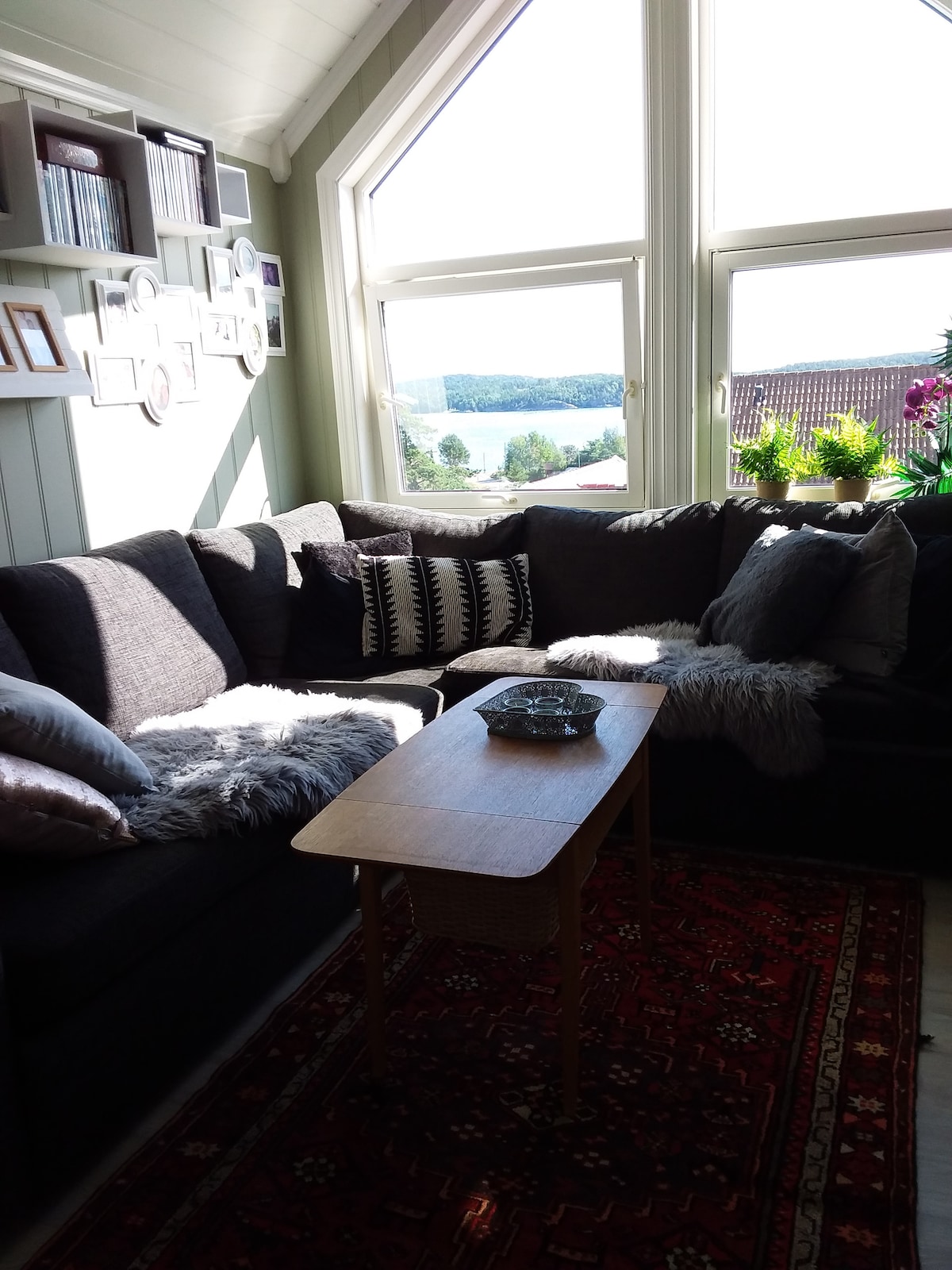 ห้องนั่งเล่นแบบลอฟท์เปิดโล่งพร้อมโซฟานอนคู่ 