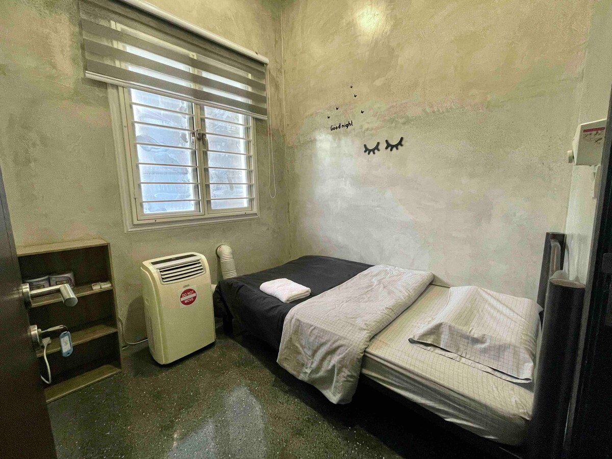 Პირველი სართულის საძინებელი 
ვახშამი ერთადგილიანი საწოლით 