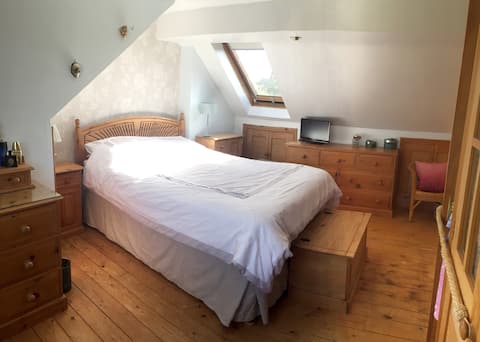 Spacious Loft Room Near Windsor Castle / Heathrow