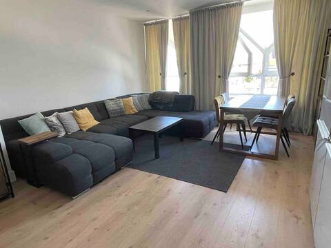 Modern 2 bedrooms flat with free parking.