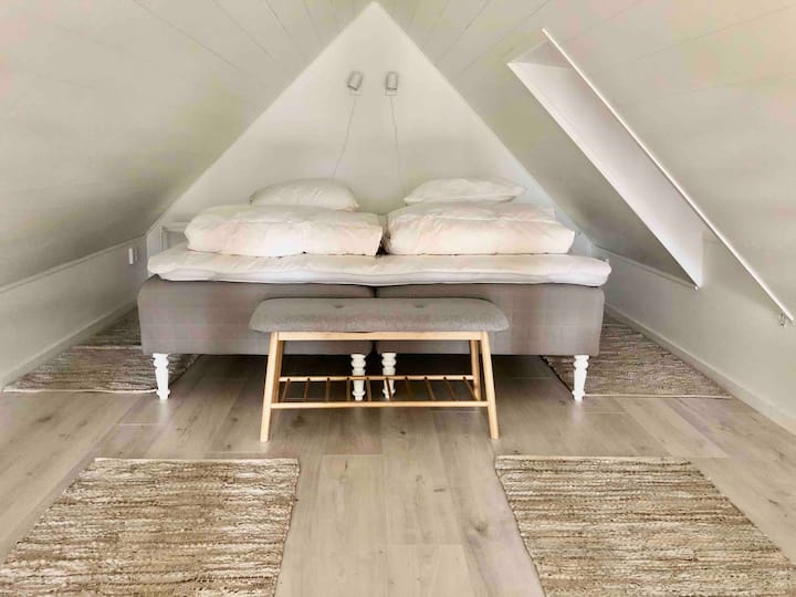 Спалня с голямо двойно легло. 