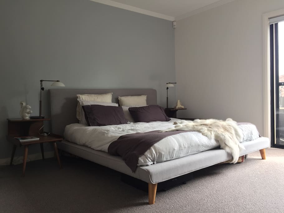 Master Bedroom (King Bed)