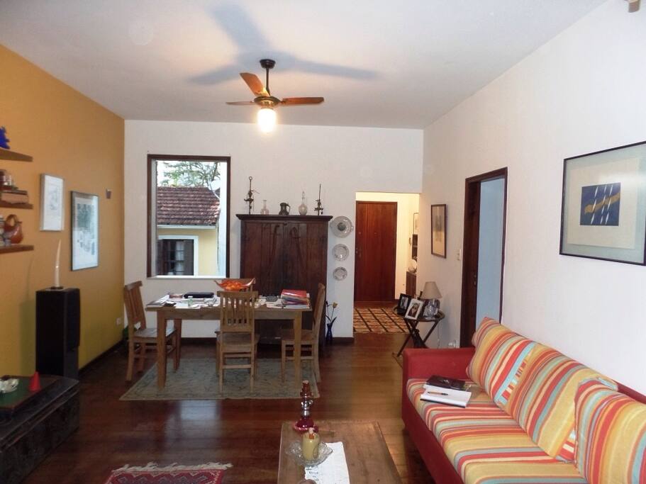 Sala com dois ambientes e entrada