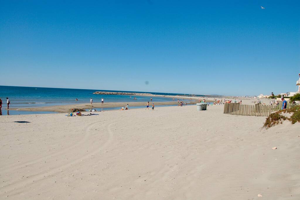 La plage juste devant surveillée ! à égale distance du port de Carnon d'un coté et de la plage sauvage du petit travers de l'autre coté.