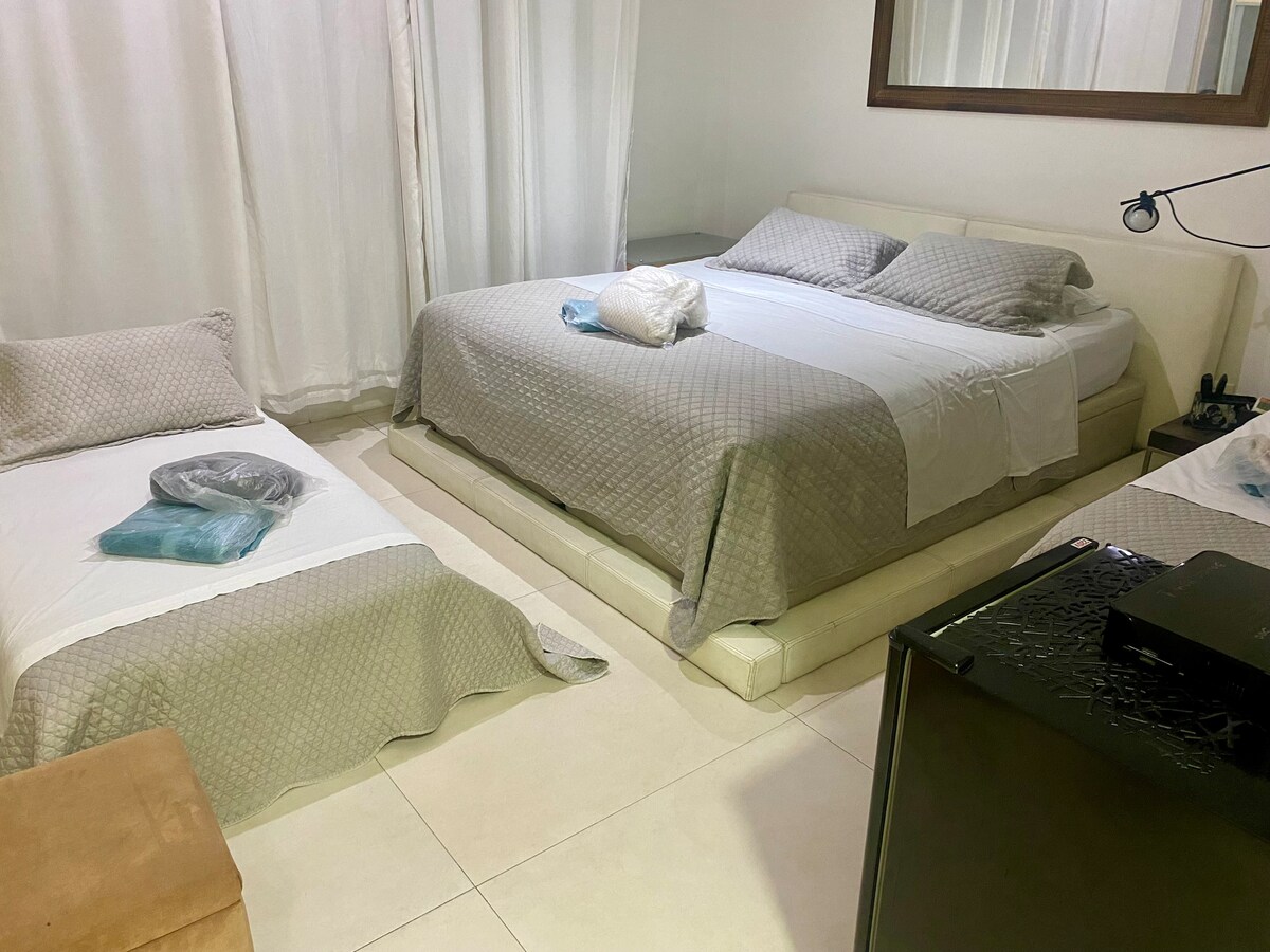 4quartos accommodation 4 guests a king bed a single one madrac as is in the photo 