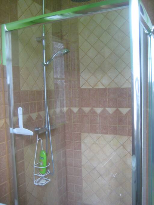 salle de bain douche italienne, dessert les deux chambres