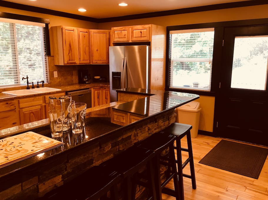 Full kitchen feat. dishwasher, eat-in counter, new finishes