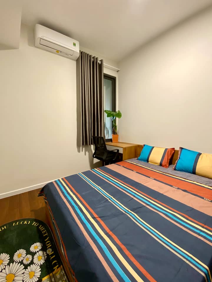 Không gian Phòng ngủ:
1 — Giường đôi 1m6 x 2m / Queen size /
2 — Tủ quần áo tiêu chuẩn / standard wardrobe /
3 — Bàn trang điểm / makeup table /
4 — Máy điều hòa không khí / air conditional /