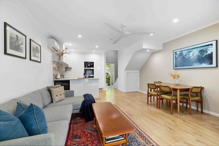 Little Cove Gem – Walking distance to the beach!