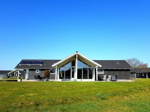 Luxury cottage with activity room, Kegnæs Beach