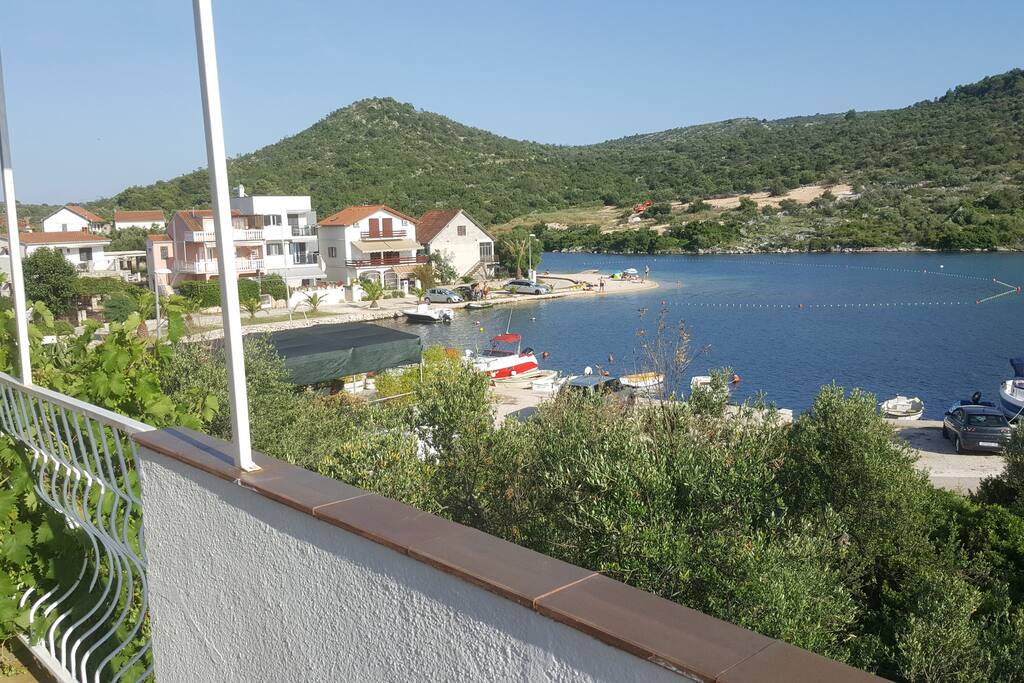 pogled na plažu sa terase