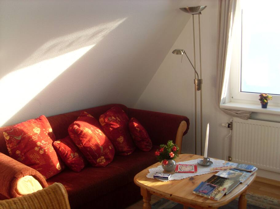 Wohnzimmer mit gemütlichem Sofa