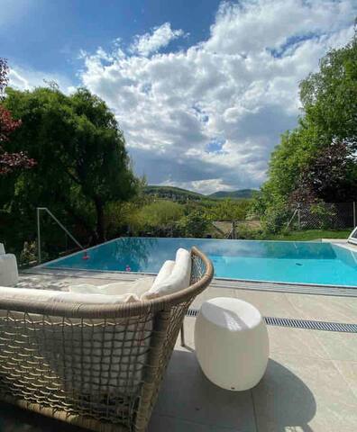 VIENNA WEST HILLS APARTMENT & POOL