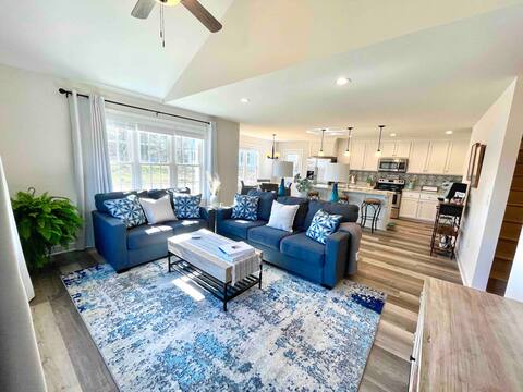 Cheerful 4 bedroom w/ game room & free parking.