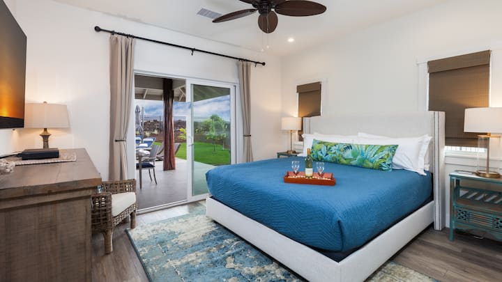 Suite principal n.º2 con cama tamaño king, baño privado y acceso al lanai.