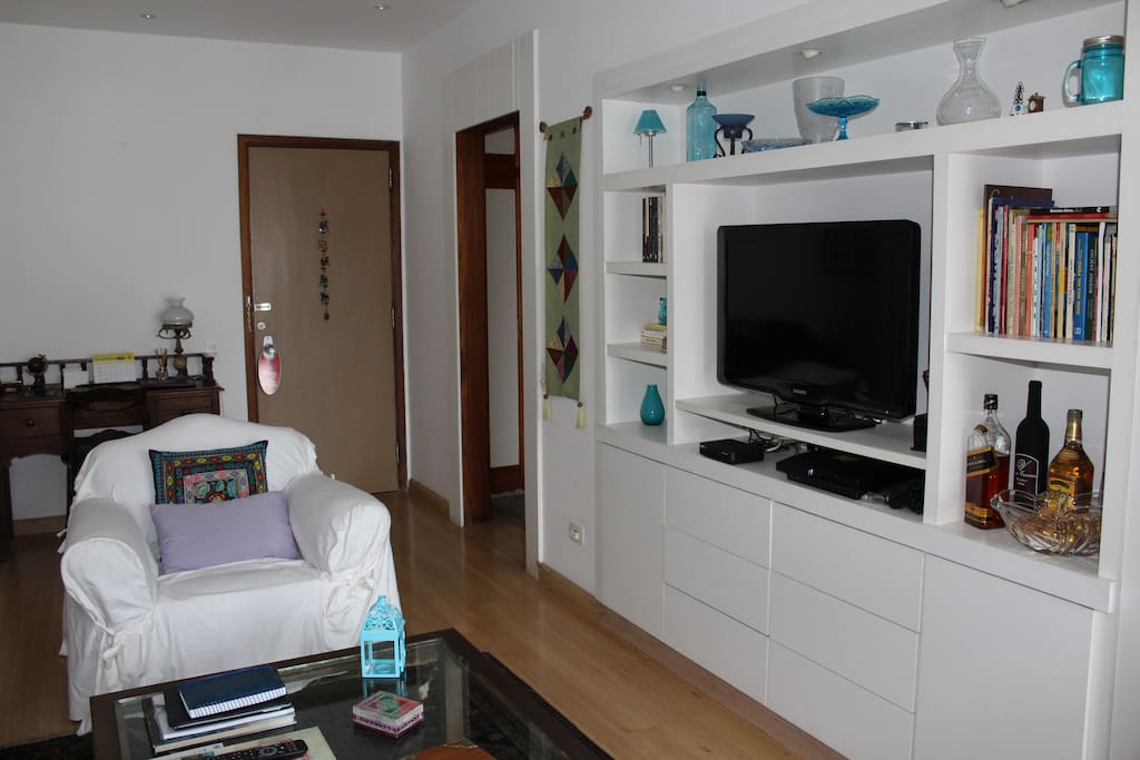 Sala ampla, arejada, com tv LCD "32" e ar condicionado split