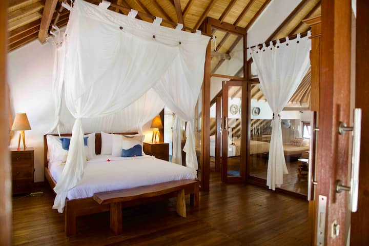 楼上的第三间卧室配有加大双人床、空调、风扇、衣柜、抽屉、长凳、额外的毛巾架和休息区