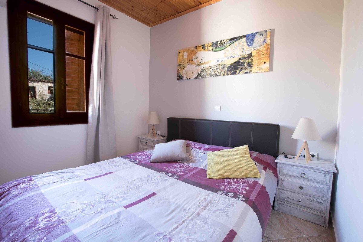 第二间卧室配有一张双人床，非常适合情侣/夫妻入住。