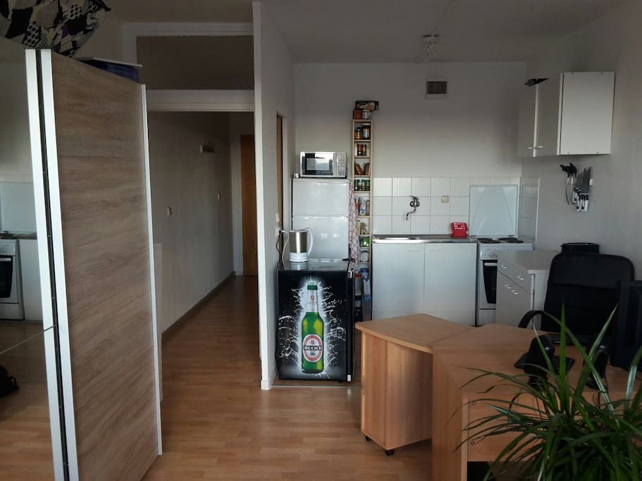 2 Kühlschränke, 1 Spüle, 1 Küche mit allem, was man zum Kochen braucht