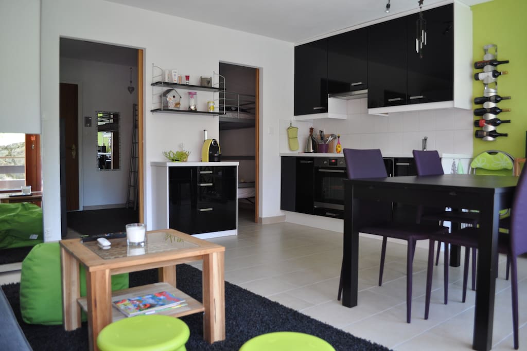 Des portes pour séparer la chambre à coucher de l'espace à vivre.