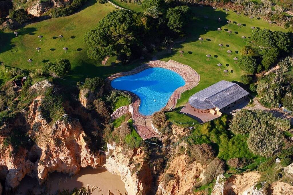 Piscina com vista sobre o mar, grande relvado para descansar..