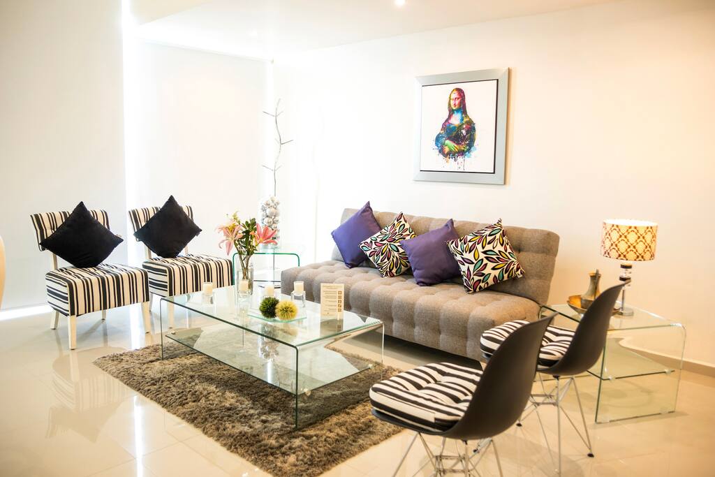 Sala de estar con sofá cama / Living room with couch bed