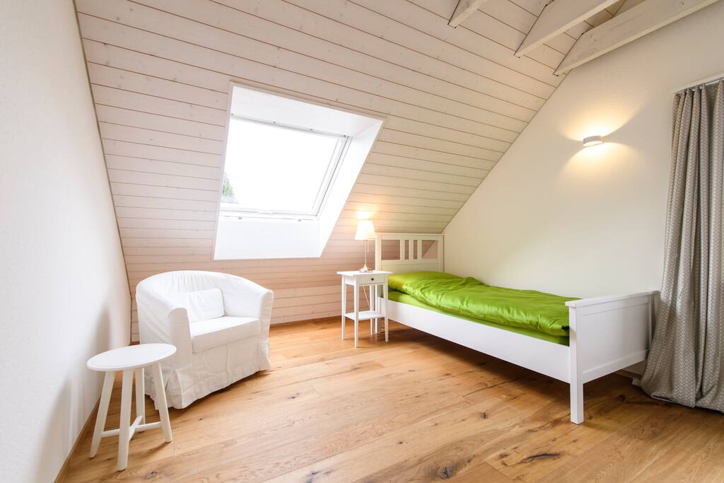 Zimmer 21 (Einzelzimmer mit elektrisch1em Schliess-System, WLAN, Minibar und Safe). ) Preis inkl. Frühstück pro Person und Kurtaxe pro Person. Frottetücher und Bade-Artikel liegen im Zimmer für Sie bereit.