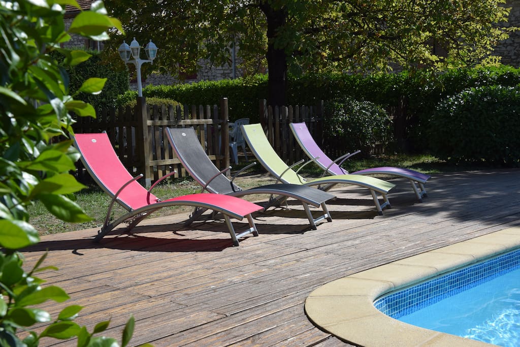 La plage de la piscine et ses chaises longues
