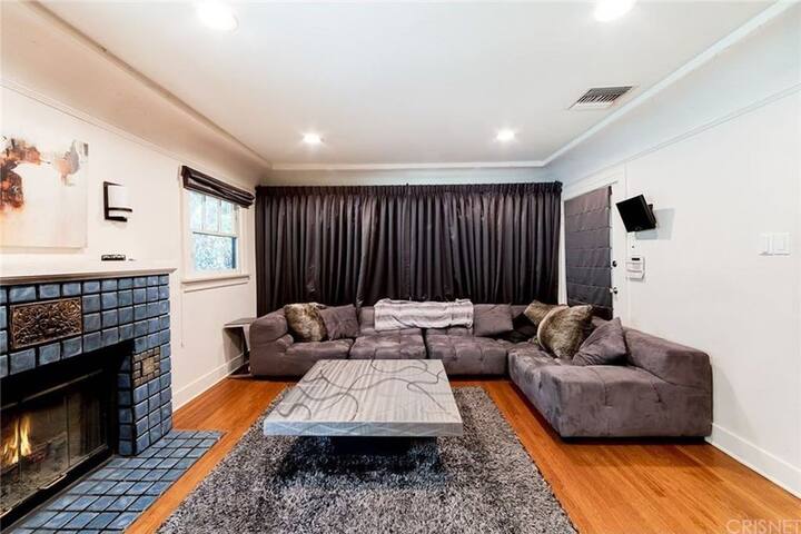 Entire Gorgeous Hollywood Home gallery image 2