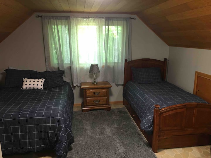 Dhomë gjumi në loft 
Një krevat i plotë dhe një krevat dopio