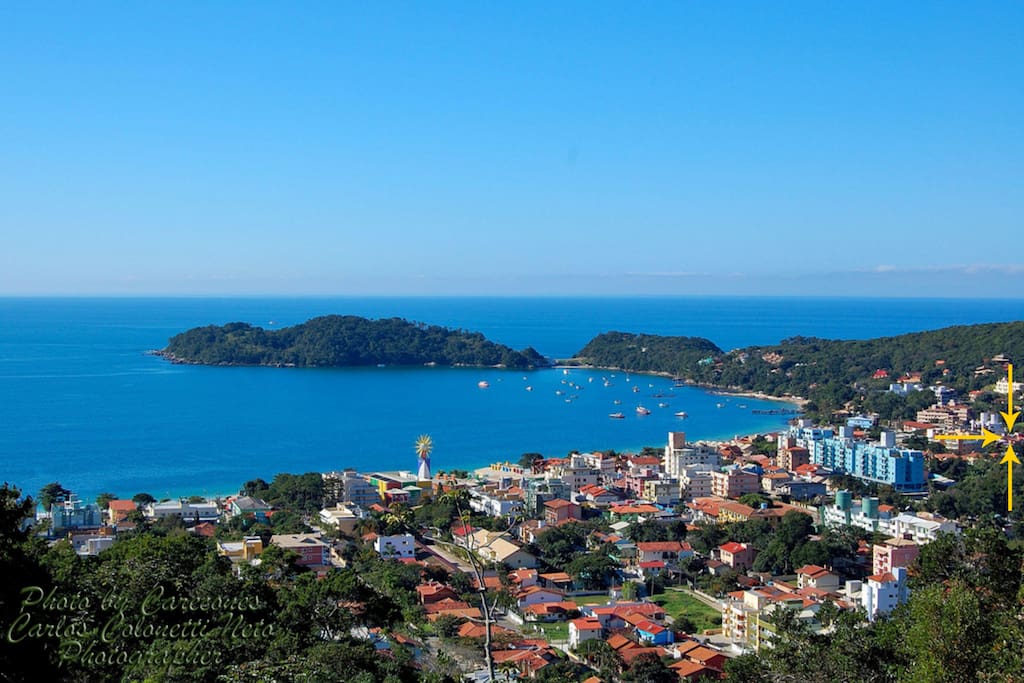 Vista panorâmica da Praia de Bombinhas com localização do edifício.