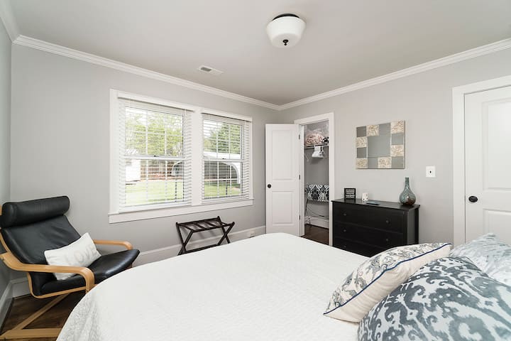 Čvrst stalak za prtljagu u glavnoj spavaćoj sobi te ormar i komoda s 3 ladice omogućuju vam da se smjestite s lakoćom.