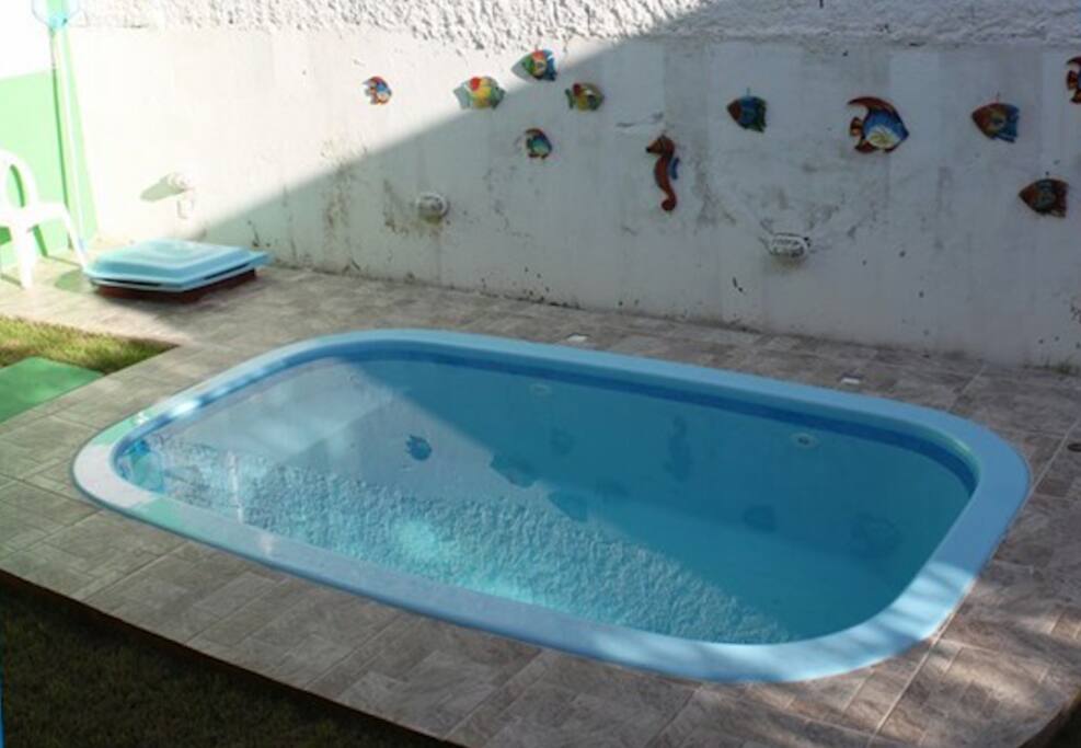 Área de Lazer com Piscina, Mesas e Sinuca