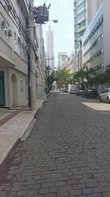 Rua em frente ao prédio (acesso à praia)