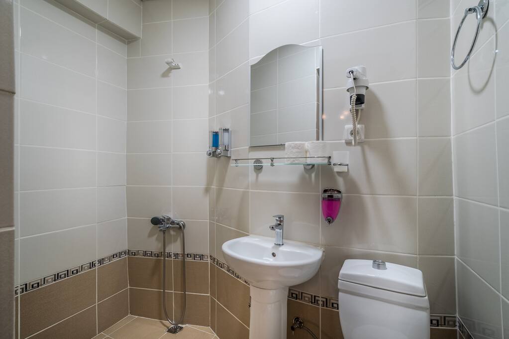 BATHROOM İN THE ROOM