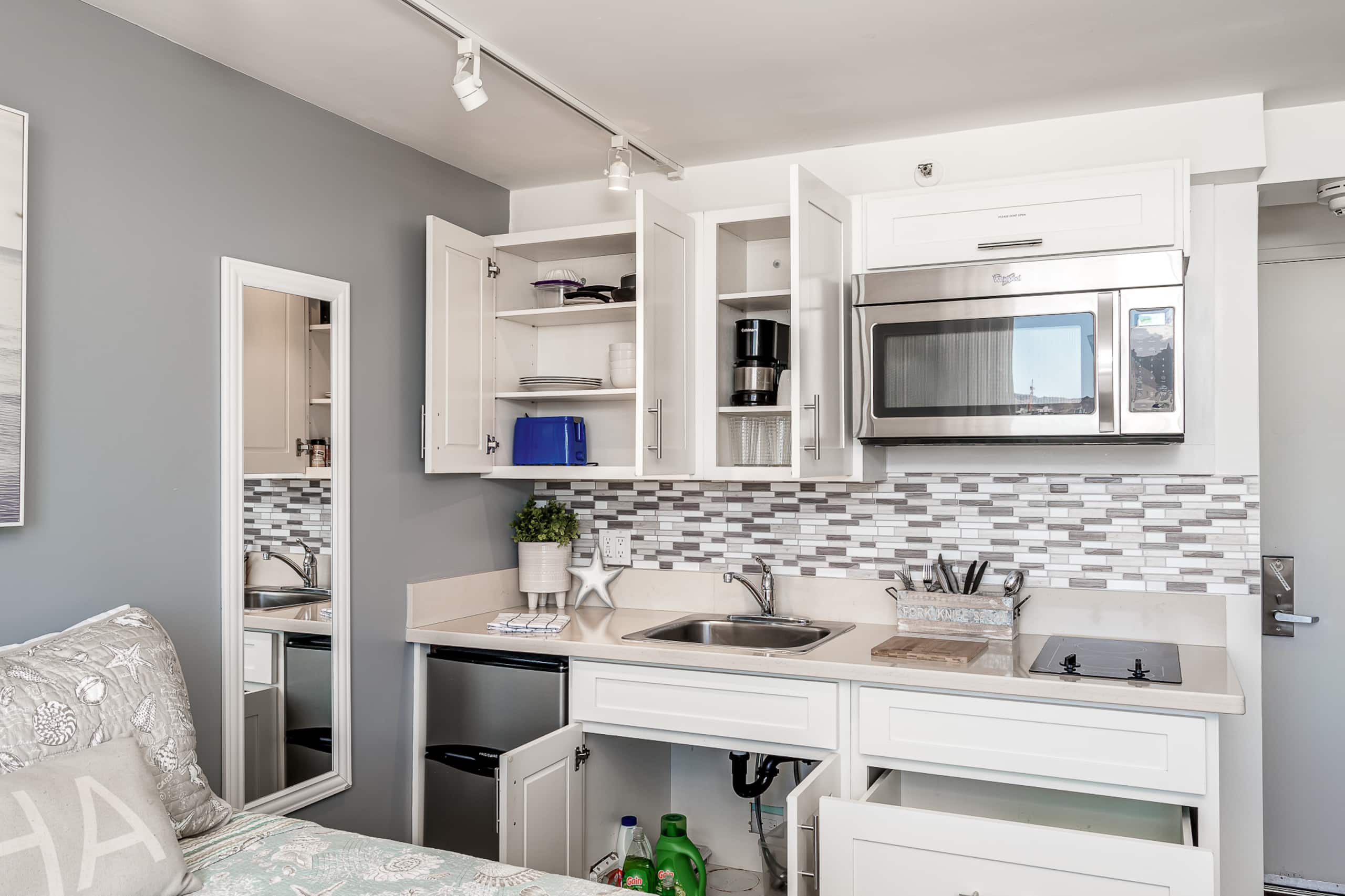 Condo in Honolulu · ★4.73 · Studio · 1 bed · 1 private bath - Image 4
