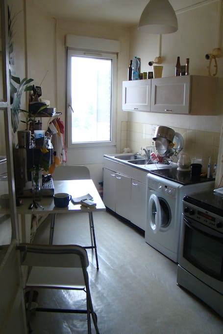 Grande cuisine tout équipée refaite à neuve fin Août 2016 : machine à laver, frigo, gazinière, casseroles, couverts, véritable machine à expresso italienne (oubliez votre Nespresso ^^) et café et thé à volonté.