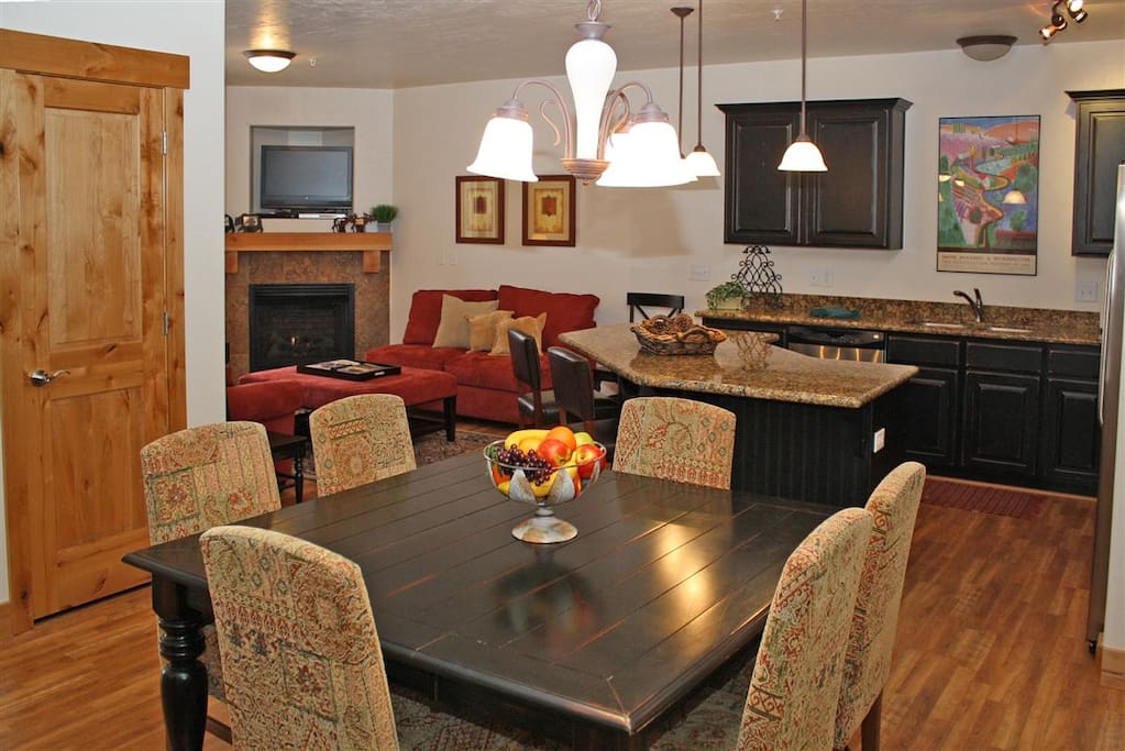 Dining Room seats 6