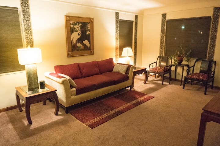 Entire upper apt. Close to airport and downtown.