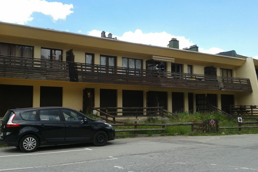 L'immeuble - l'appartement est au 1er à droite avec le store déroulant.