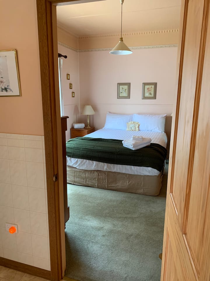 Glavna spavaća soba u kojoj se nalazi glavna kupaonica.