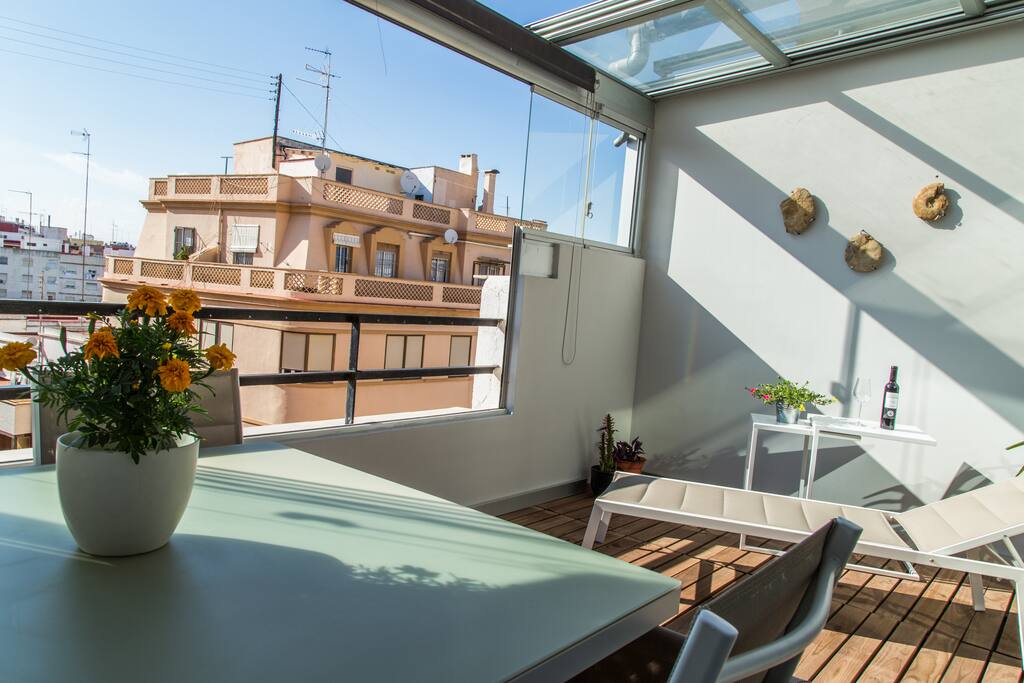 La luz , el sol y la sensación de bienestar.
There is plenty of light, lots of sunshine and a relaxing feeling.
