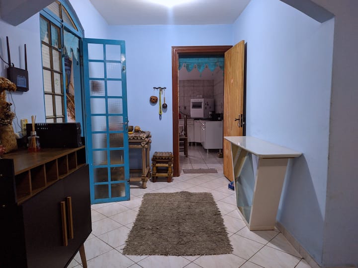 Sebule - Upande wa 1 (Mlango ulio upande wa kushoto unaelekea kwenye roshani, mwingine uko jikoni)