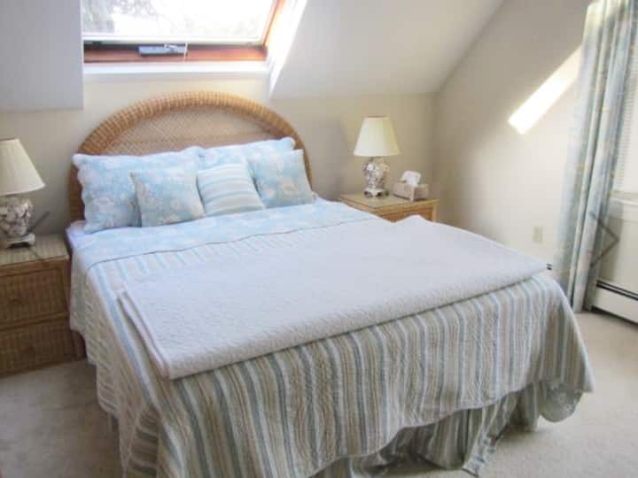 ห้องนอนแรกมีเตียงขนาดควีนไซส์  