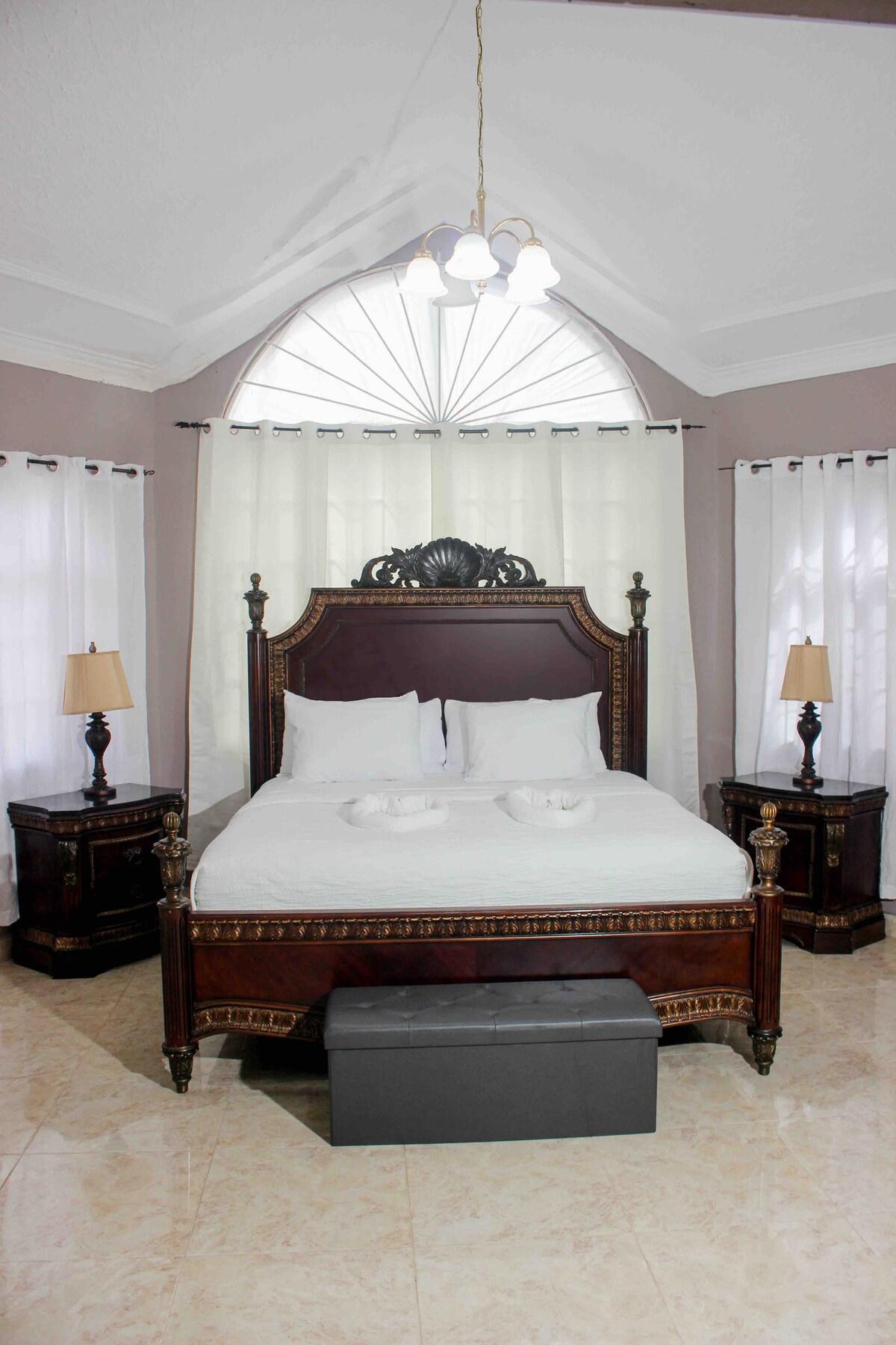 Спалня с голямо двойно легло 