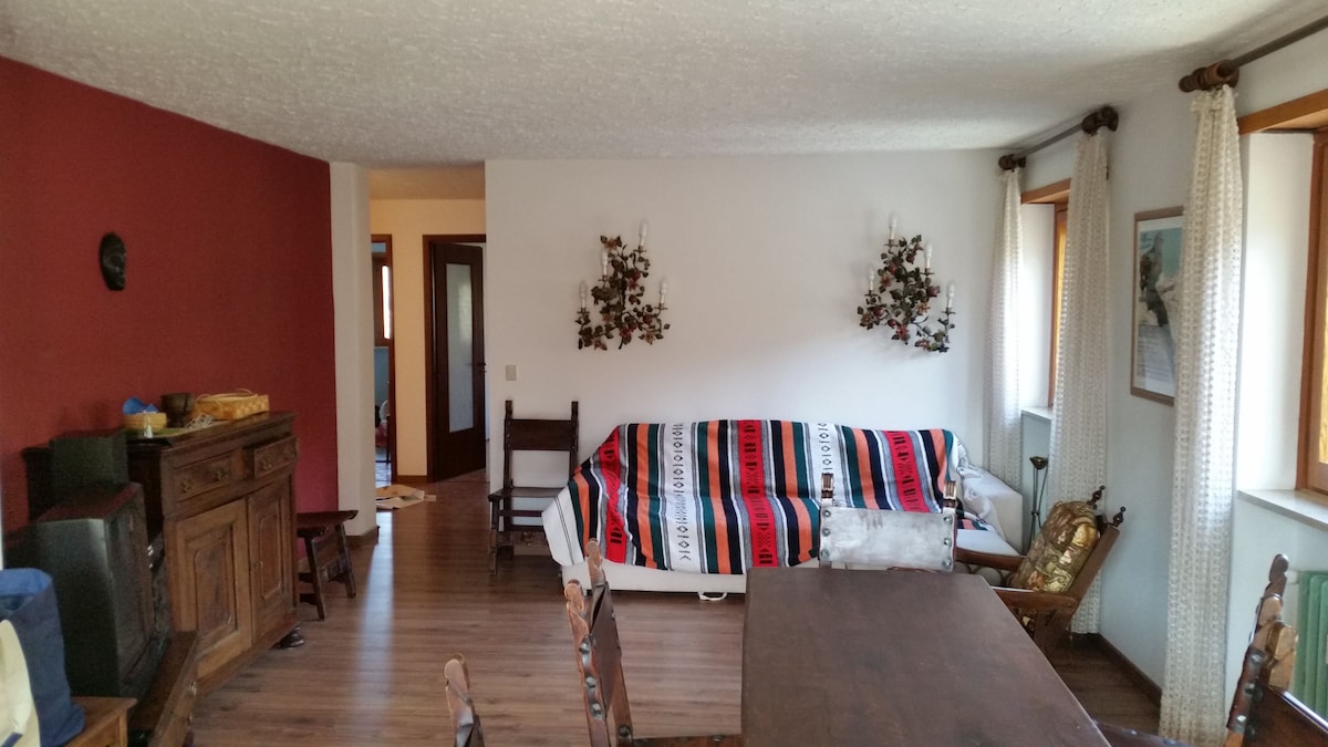 Top Airbnb: Bright, large, 5 min from downtown, view, garage a Sauze D'oulx