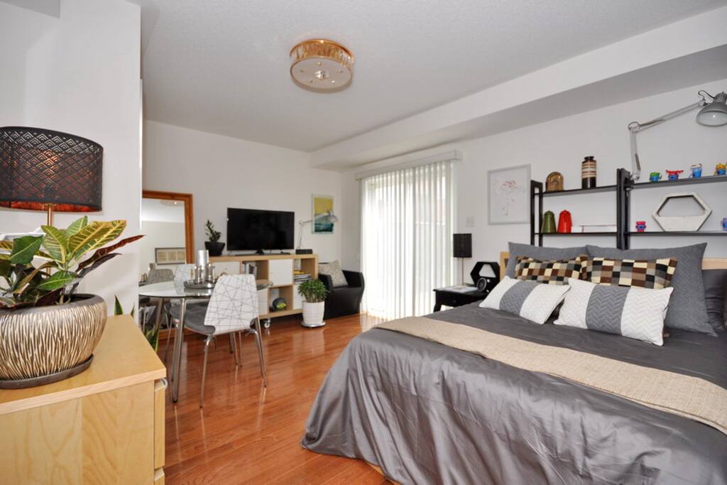 Master bedroom (walk out)