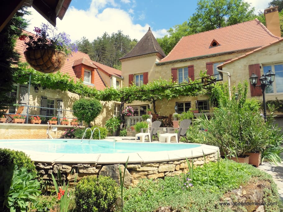 Notre maison d'Hôtes avec sa piscine / Our Guest House with the swimming pool